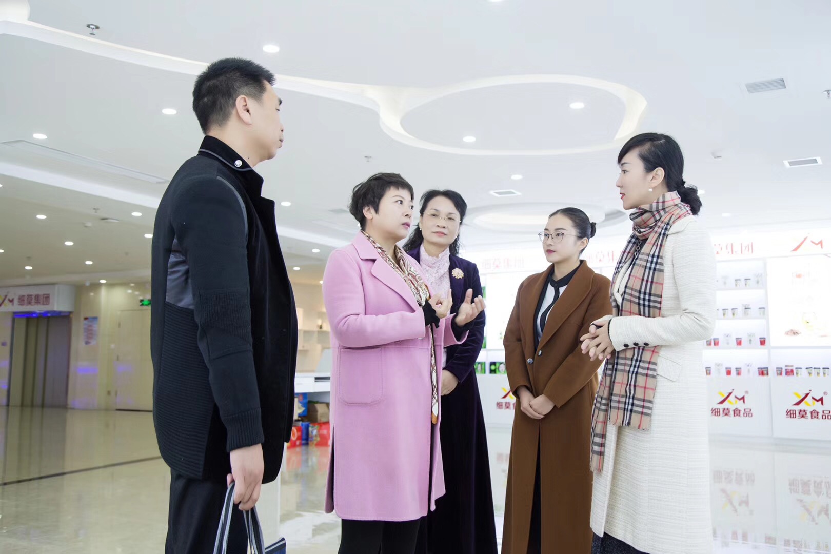 細(xì)莫受到高度贊揚(yáng)--開福區(qū)委常委、統(tǒng)戰(zhàn)部長何惠風(fēng)領(lǐng)導(dǎo)及工商聯(lián)領(lǐng)導(dǎo)一行到訪細(xì)莫食品