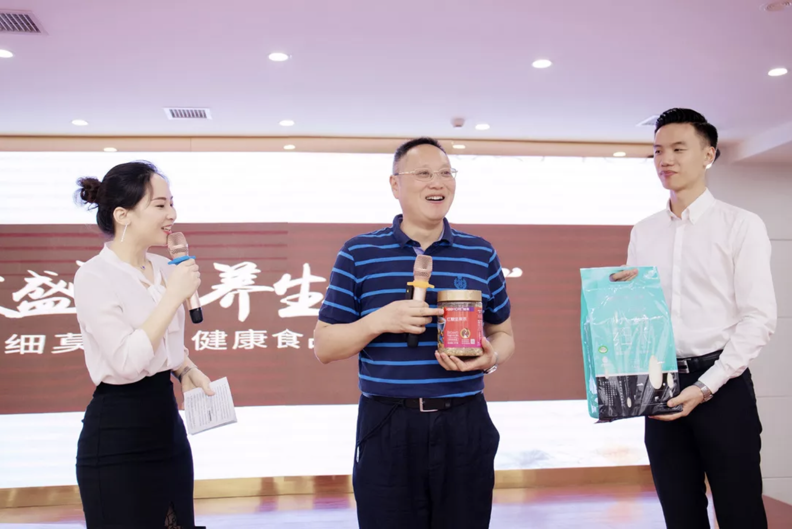 中醫(yī)養(yǎng)生專家李定文教授為細(xì)莫紅糖堅(jiān)果茶打CALL！